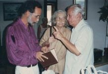 Jorge Luis Arcos con Fina García Marruz y Cintio Vitier el día de su boda en su casa de La Habana en 1998.