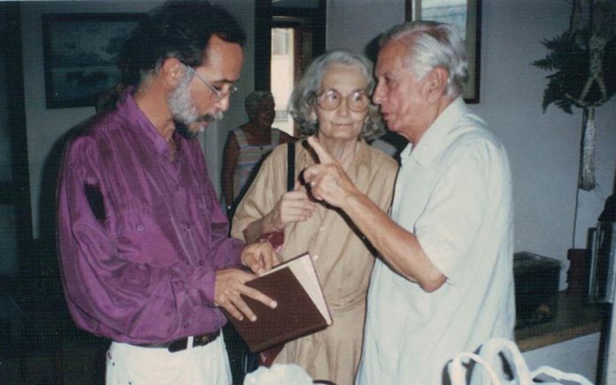 Jorge Luis Arcos con Fina García Marruz y Cintio Vitier el día de su boda en su casa de La Habana en 1998.