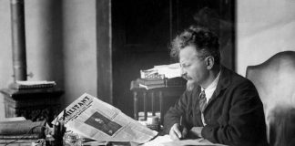 León Trotski en el despacho de su casa en México