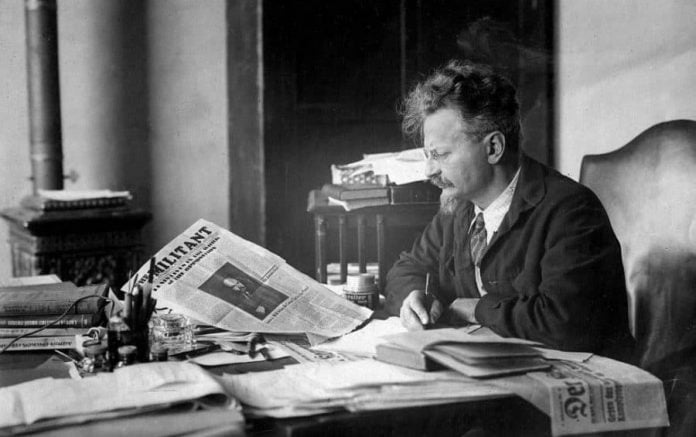 León Trotski en el despacho de su casa en México