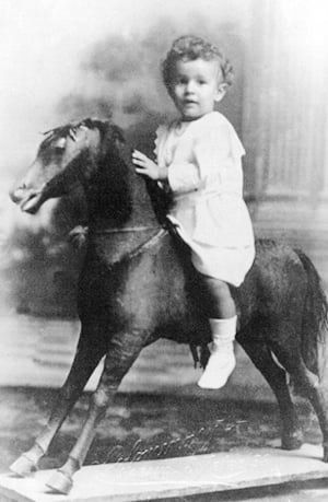 La foto más antigua de José Lezama Lima, con dos años de edad. Archivo JLL, Biblioteca Nacional José Martí