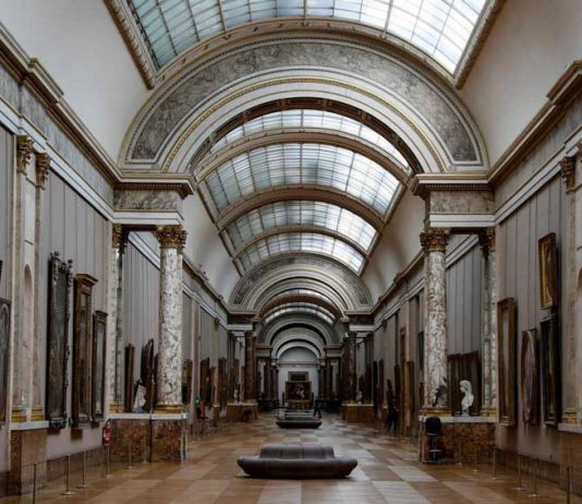 Interior del museo El Louvre en París.