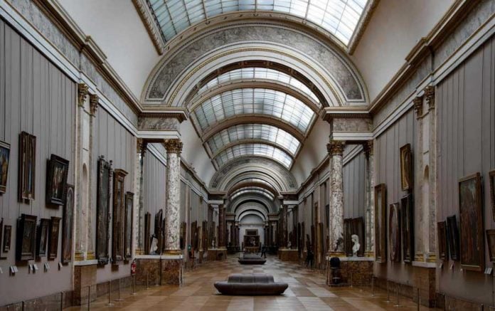 Interior del museo El Louvre en París.