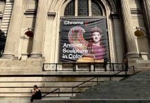 Fachada del Met con el anuncio de la exposición ‘Chroma: escultura antigua en color’.