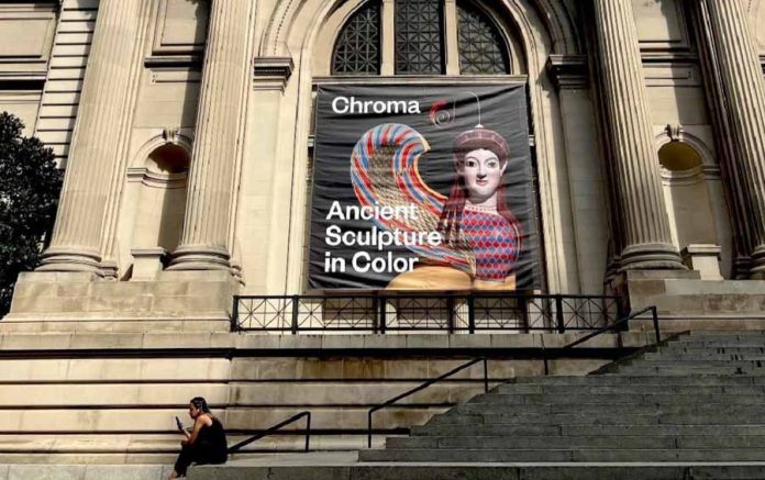 Fachada del Met con el anuncio de la exposición ‘Chroma: escultura antigua en color’.