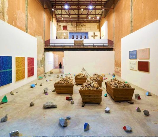 ‘Pétalos de piedra’ (2022); Pascale Marthine Tayou, en galería Arte Continua de La Habana (FOTO Nestor Kim / Vía: www.galleriacontinua.com)