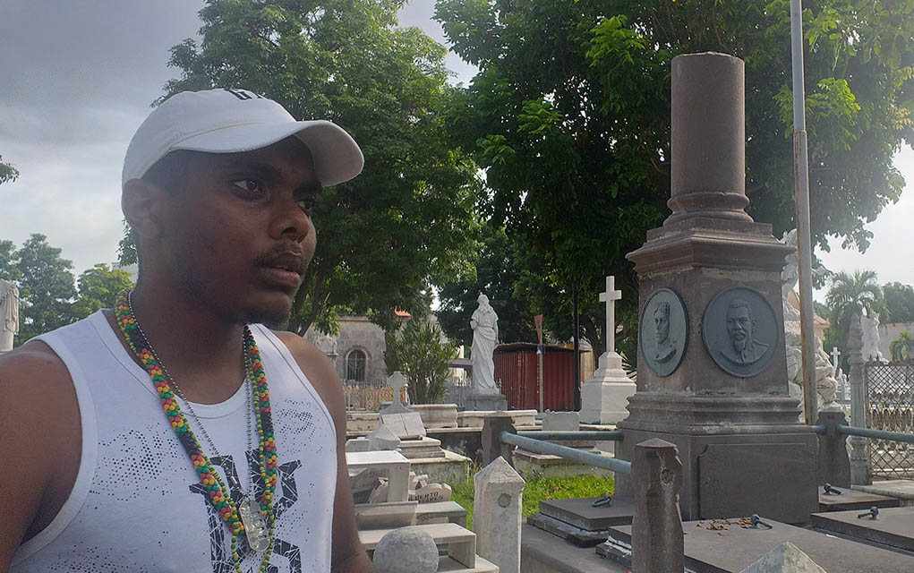 El joven historiador Alexander Hall Lujardo junto a la tumba del General Quintín Bandera en el Cementerio de Colón en La Habana. (Foto Antonio E. González Rojas)