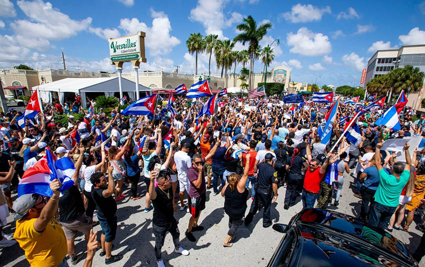 Emigrados cubanos protestan frente al restaurante Versailles, en Miami. (MIAMI HERALD / Daniel A. Varela)