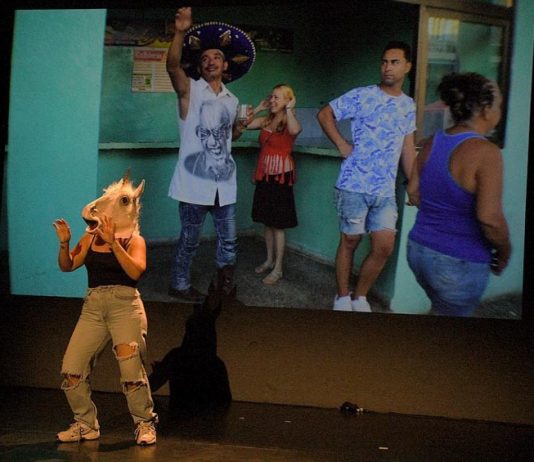 Imagen de la performance ‘No soy unicornio’, de Martica Minipunto, en Zúrich.