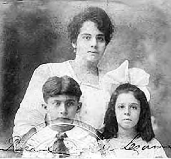 Fotografía de Rosa Lima de Lezama y sus dos hijos, José y Rosa, presentada al Consulado de EE.UU., junto con la solicitud de viaje para reunirse con su esposo José Lezama Rodda (octubre de 1918). Fondo Lezama Lima, BNJM.