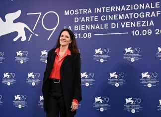 Laura Poitras en el 79 Festival Internacional de Cine de Venecia (FOTO Twitter / @IndieWire)
