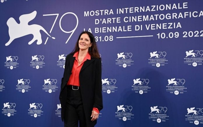 Laura Poitras en el 79 Festival Internacional de Cine de Venecia (FOTO Twitter / @IndieWire)