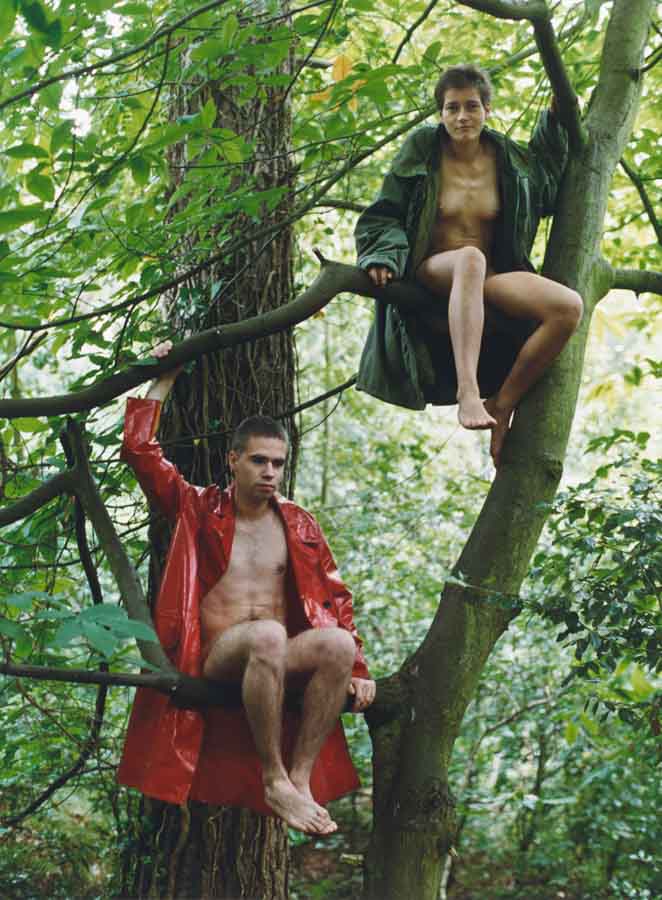 Lutz y Alex sentandos en el árbol, 1992, por Wolfgang Tillmans. Foto: MoMA.
