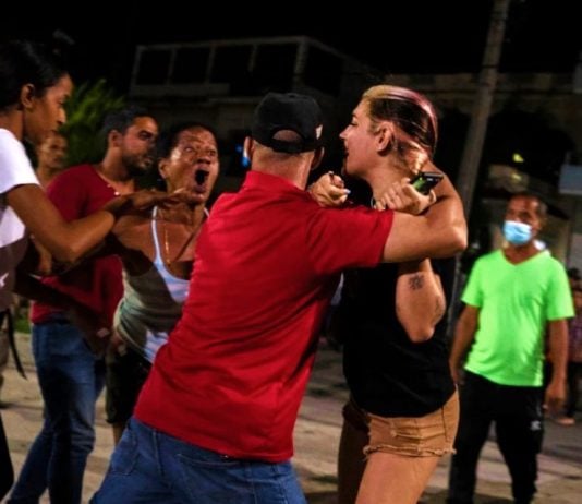 Represión en la noche del 1 de octubre de 2022, en el Vedado, La Habana. (FOTO Ramón Espinosa/AP / Vía: Facebook)