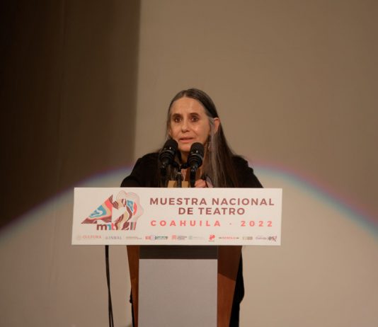 Iliana Diéguez recibe la Medalla Xavier Villaurrutia en la inauguración de la Muestra Nacional de Teatro en Coahuila. Foto: Muestra Nacional de Teatro.