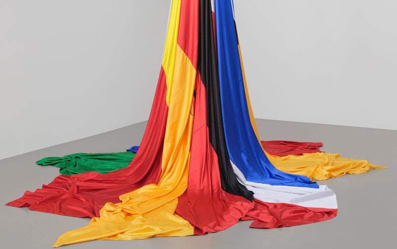 Inodoro Tristemente Marcado Exposición en Alemania pone la mirada sobre el uso de las banderas  nacionales en el arte