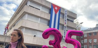 Olatz Cacho frente a la Embajada de Cuba en Madrid (FOTO Juliana Rabelo)