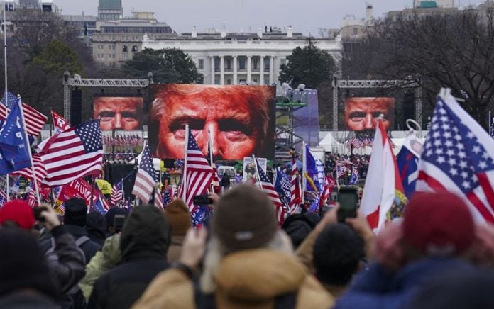 Partidarios de Trump participan en un mitin en Washington cerca de la Casa Blanca el 6 de enero de 2021 (FOTO AP)