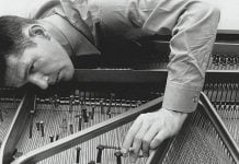 John Cage preparando un piano en 1947 (FOTO Irving Penn)