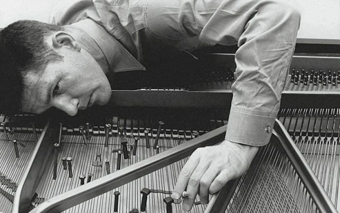 John Cage preparando un piano en 1947 (FOTO Irving Penn)