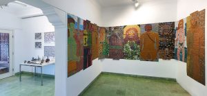 Vista de dos salas de exhibición en Riera Studio con obras de Damian Valdés Dilla (sala izquierda) y Carlos Javier García Huergo (sala derecha)