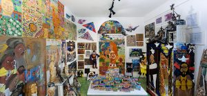 Vista de una sala de exhibición en Riera Studio mostrando obras de la colección Art Brut Project Cuba