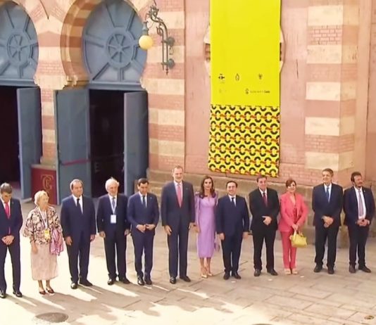 Autoridades (al centro Felipe VI, rey de España) en la inauguración del noveno Congreso Internacional de la Lengua Española, en Cádiz, España (IMAGEN YouTube / El Debate)