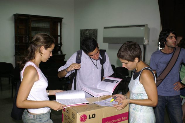 Distribucion del numero 4 entre los estudiantes el dia de su presentacion en la Facultad de Artes y Letras de la Universidad de La Habana 20062 | Rialta