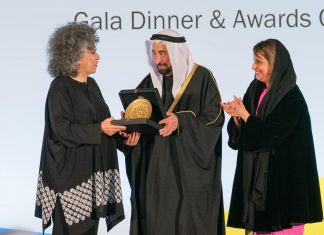 La artista colombiana Doris Salcedo recibe el Premio de La Bienal de Sharjah. Foto: Sharjah Art Foundation.