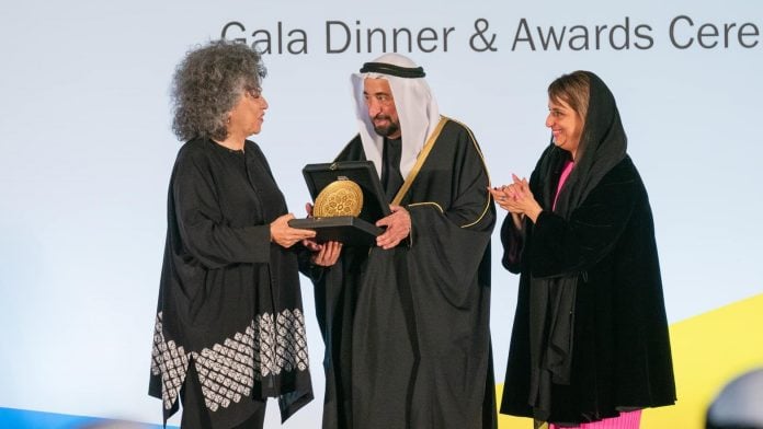 La artista colombiana Doris Salcedo recibe el Premio de La Bienal de Sharjah. Foto: Sharjah Art Foundation.