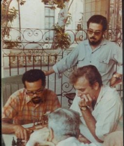 Manuel Díaz Martínez (de pie); de izquierda a derecha sentados: Tato Quiñones, Miguel Gutiérrez y, de espaldas, el doctor Ángel de Albear