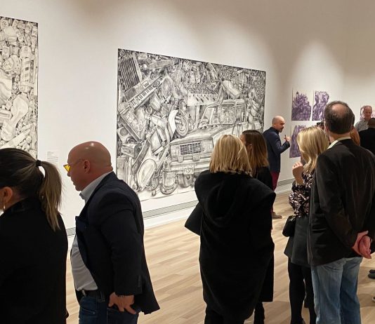 El público observa la exposición ‘Objectscapes’ en el Centro de Artes Visuales de New Jersey. Foto: Visual Arts Center of New Jersey.