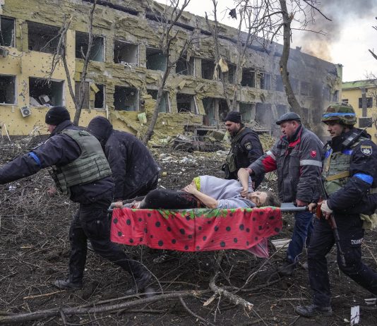 Evgeniy Maloletka, reportero de The Associated Press, durante el asedio de Mariupol, Ucrania, en 2022. Imagen: Word Press Photo.