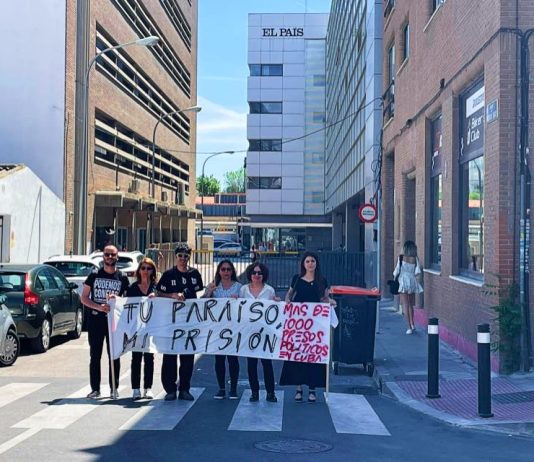 Activistas cubanos en Madrid se manifestaron en las inmediaciones del diario ‘El País’ (FOTO Cortesía de Juliana Rabelo)
