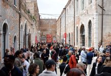 El público asiste a la Bienal de Venecia. Foto: La Biennale de Venezia / Twitter.