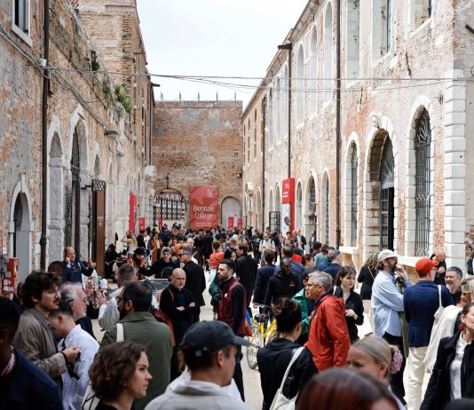 El público asiste a la Bienal de Venecia. Foto: La Biennale de Venezia / Twitter.