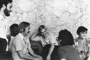 De izquierda a derecha Flavio Garciandia de perfil Roger Aguilar sentado Raul Martinez de perfil Servando Cabrera Moreno Aldo Menendez Gonzalez de espaldas y Antonia Eiriz en el Hotel Habana Libre en 1977 | Rialta