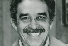 García Márquez posa con el ojo amoratado delante del fotógrafo Rodrigo Moya Moreno, dos días después de que Mario Vargas Llosa le asestara un puñetazo