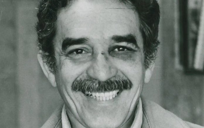 García Márquez posa con el ojo amoratado delante del fotógrafo Rodrigo Moya Moreno, dos días después de que Mario Vargas Llosa le asestara un puñetazo