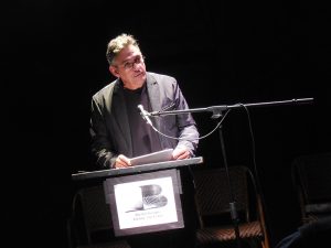 Néstor Díaz de Villegas su texto sobre Lezama en el centro cultural Beyond Baroque, Venice Beach, California, 2019