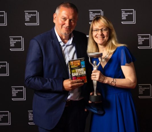 El escritor Georgi Gospodinov y la traductora Angela Rodel, ganadores del Booker International Prize por la novela ‘Time Shelter’ (IMAGEN Twitter / @TheBookerPrizes)