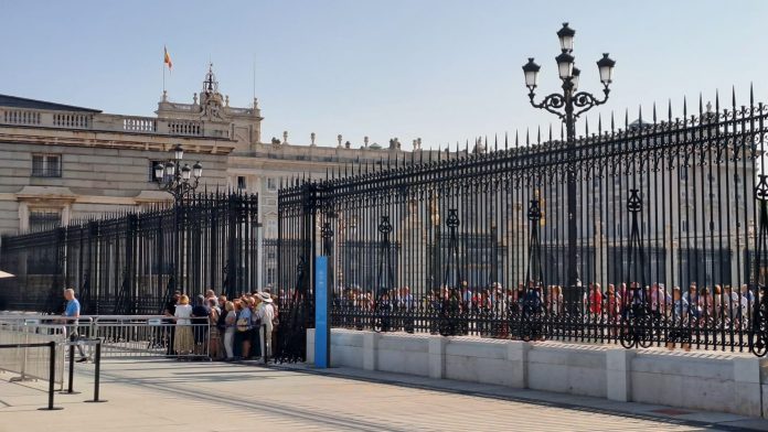Las personas esperan para entrar en la Galería de las Colecciones Reales, el acontecimiento del año en Madrid, según la prensa.