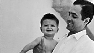 Juan Villoro en brazos de su padre Luis Villoro FOTO Proceso | Rialta