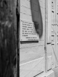Tarja en memoria del poeta Luis Rogelio Nogueras en la ciudad de Holguin FOTO Ana G. Ramos | Rialta