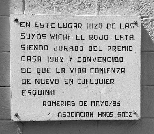 Tarja en memoria del poeta Luis Rogelio Nogueras en la ciudad de Holguín (FOTO Javier L. Mora)