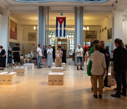 El público asiste a la exposición ‘Arquitecturas cubanas: El tercer espacio’.
