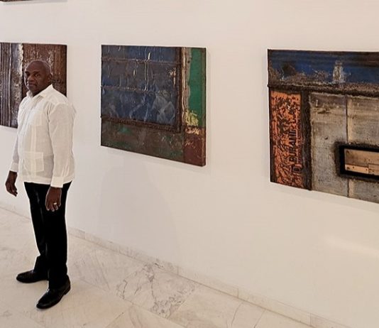 Roberto Diago junto a algunos de sus cuadros. Foto: Galería Artizar.