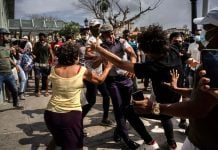 La policía reprime a un manifestante durante las protestas del 11 de julio de 2021 en La Habana (FOTO Ramón Espinosa AP)