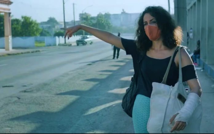 Escena de ‘La mujer salvaje’ (2023); Alán González (IMAGEN YouTube / Cine cubano ICAIC - Trailer)