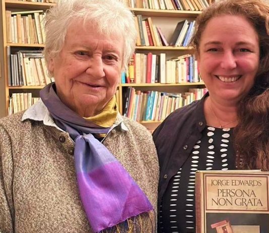 Tania Bruguera sostiene una edición de ‘Persona non grata’, de Jorge Edwards, junto a la hermana del escritor chileno, Angélica Edwards. (FOTO Facebook / Tania Bruguera)